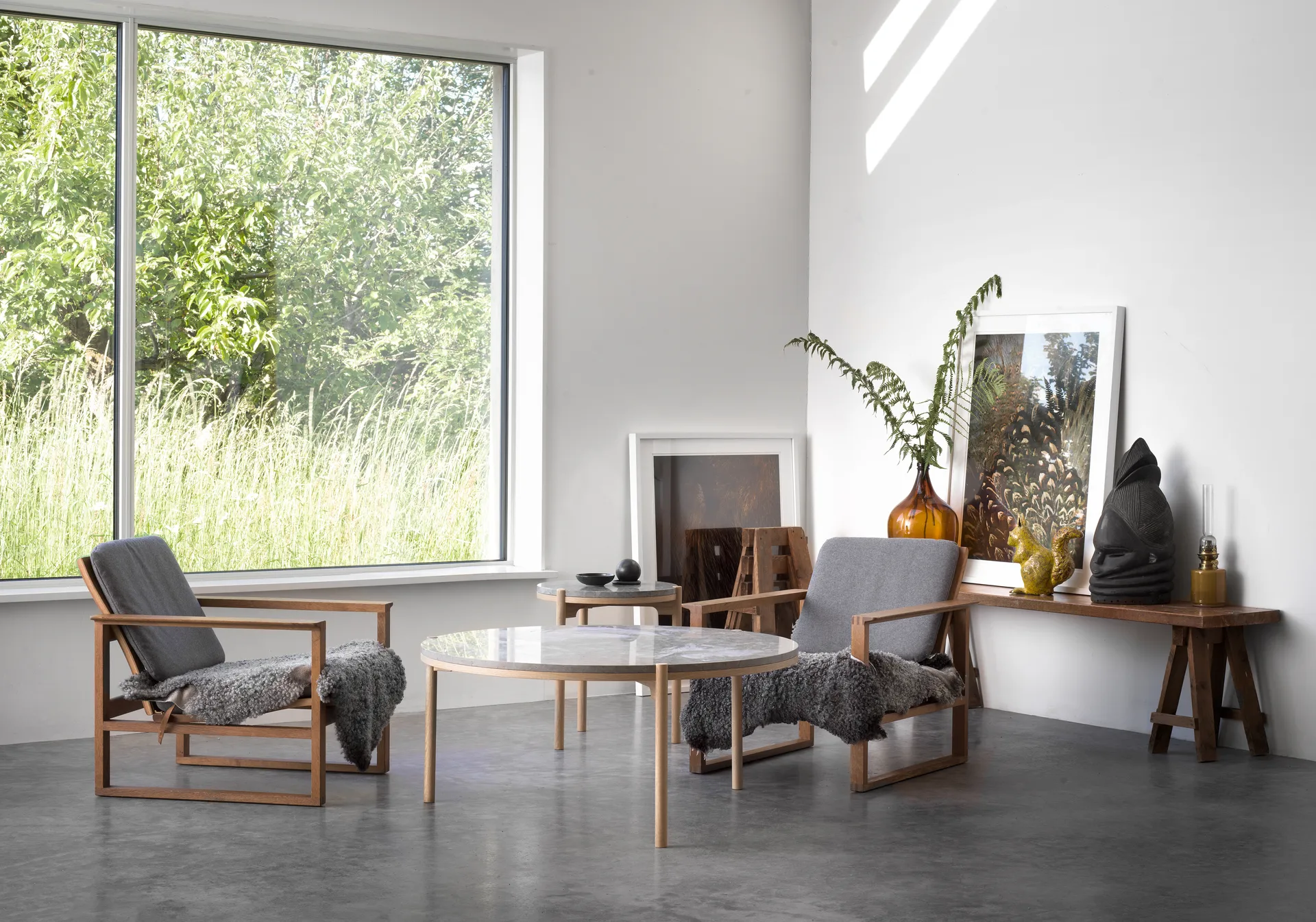 Dondo sidebord hvitpigmentert eik Ø45 cm, Slipet kalkstein Mavis