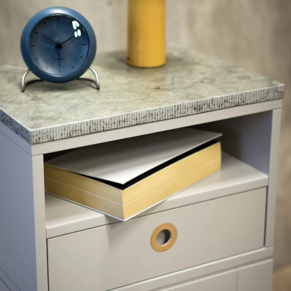 Höllviken høye ben nattbord, eik hvitpigment Mavis