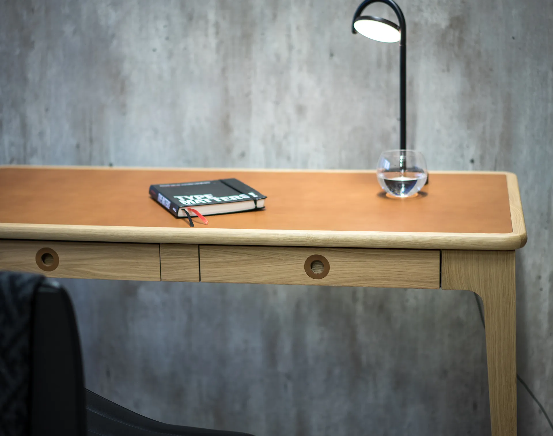 Höllviken skrivebord, eik hvitpigment Mavis