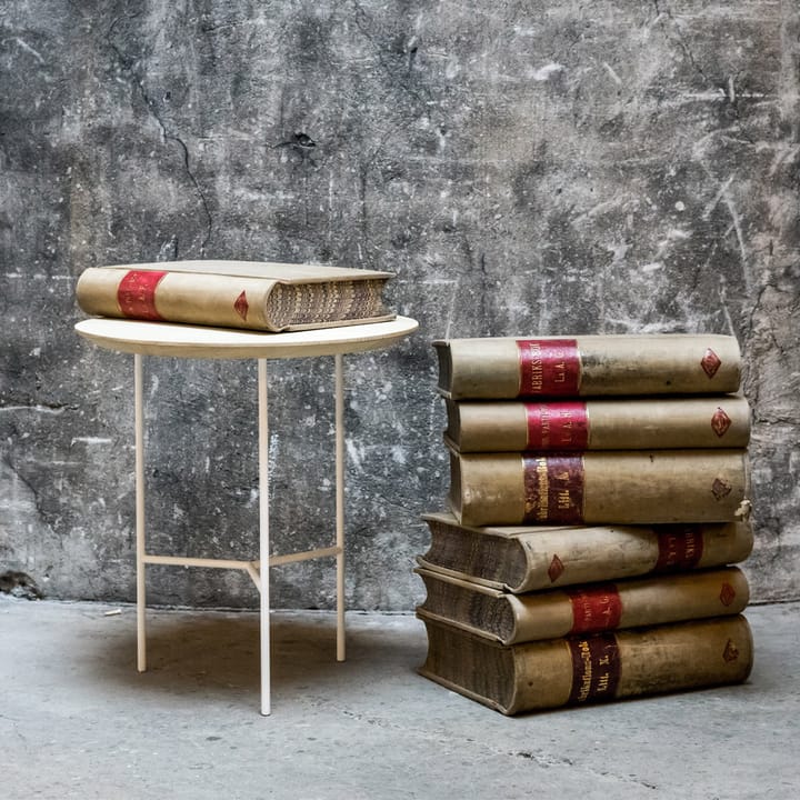 Tribeca sidebord, eik lakk, svarte ben, ø47 cm Mavis