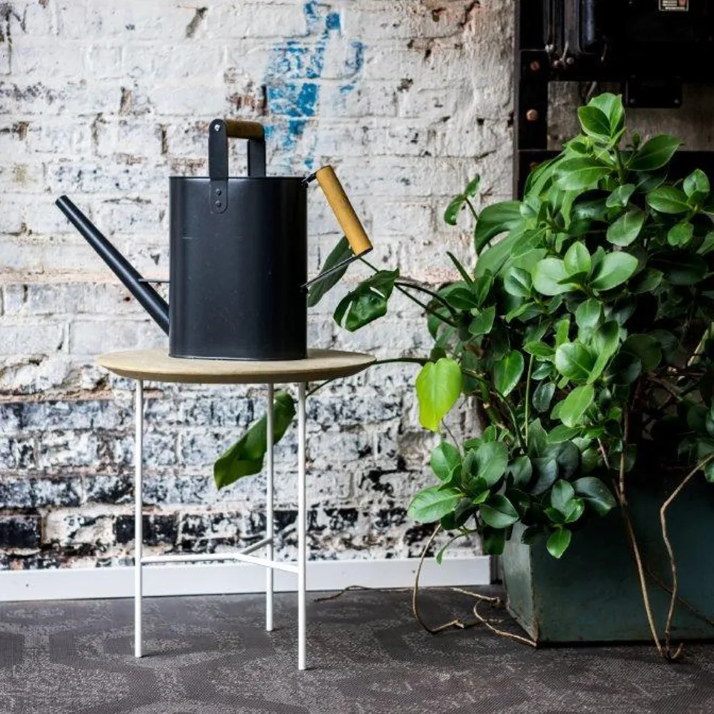 Tribeca sidebord, eik lakk, svarte ben, ø47 cm Mavis