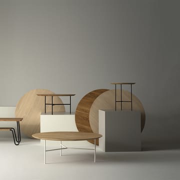 Tribeca sidebord - eik såpet, hvite ben, ø47 cm - Mavis