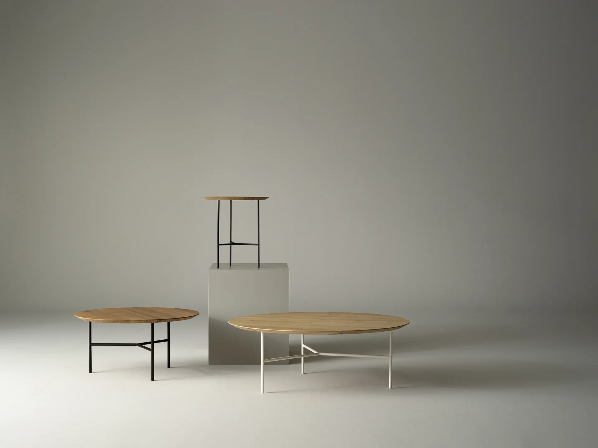 Tribeca sidebord, eik såpet rustikk, satinkrommede ben, Ø47 cm Mavis