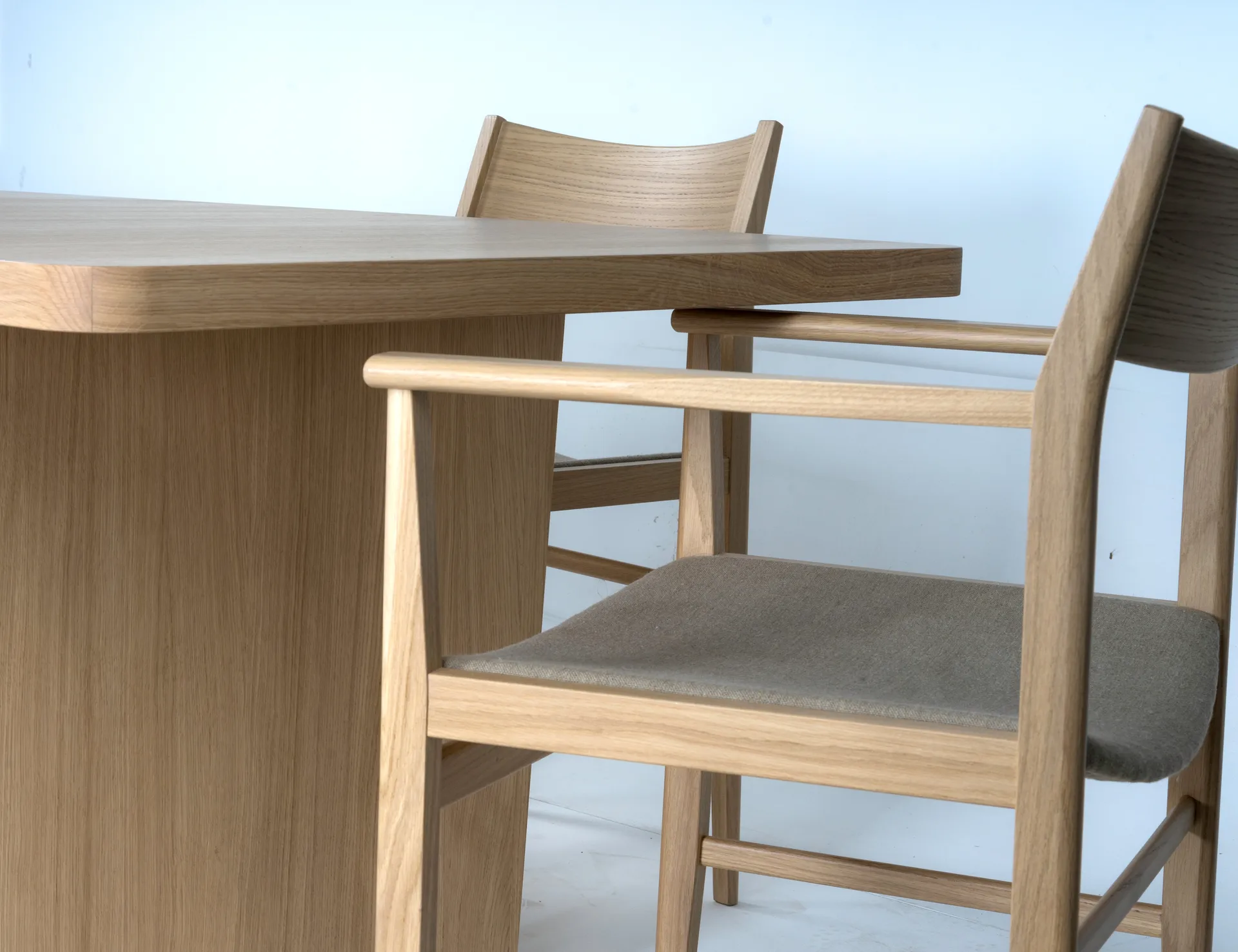 Vaud spisebord, Hvittpigmentert eik, 2 stk ilegg Mavis