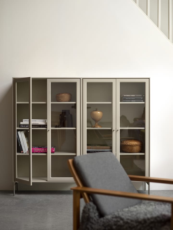 Volt vitrineskap 130 cm beige, Detalj i rustfritt stål Mavis