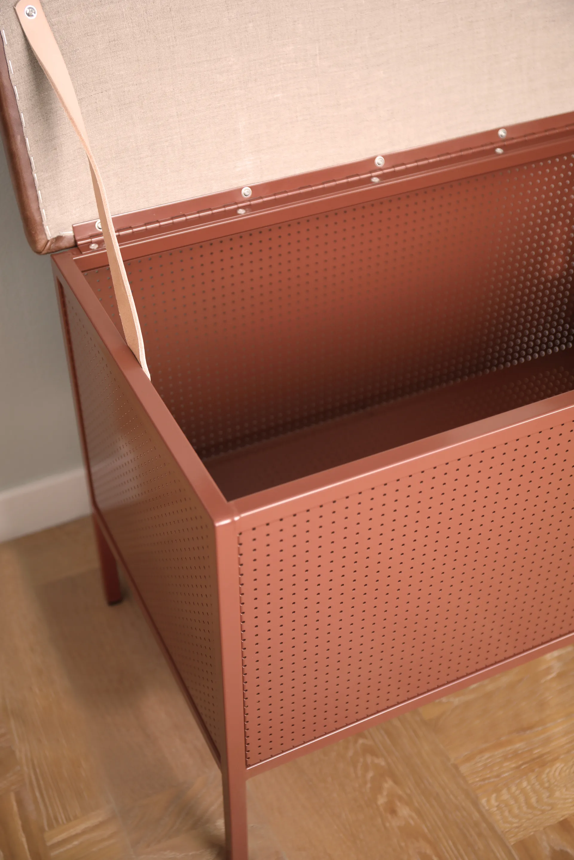 Frank forvaringsbenk, Cinnamon-vintage cognac Maze