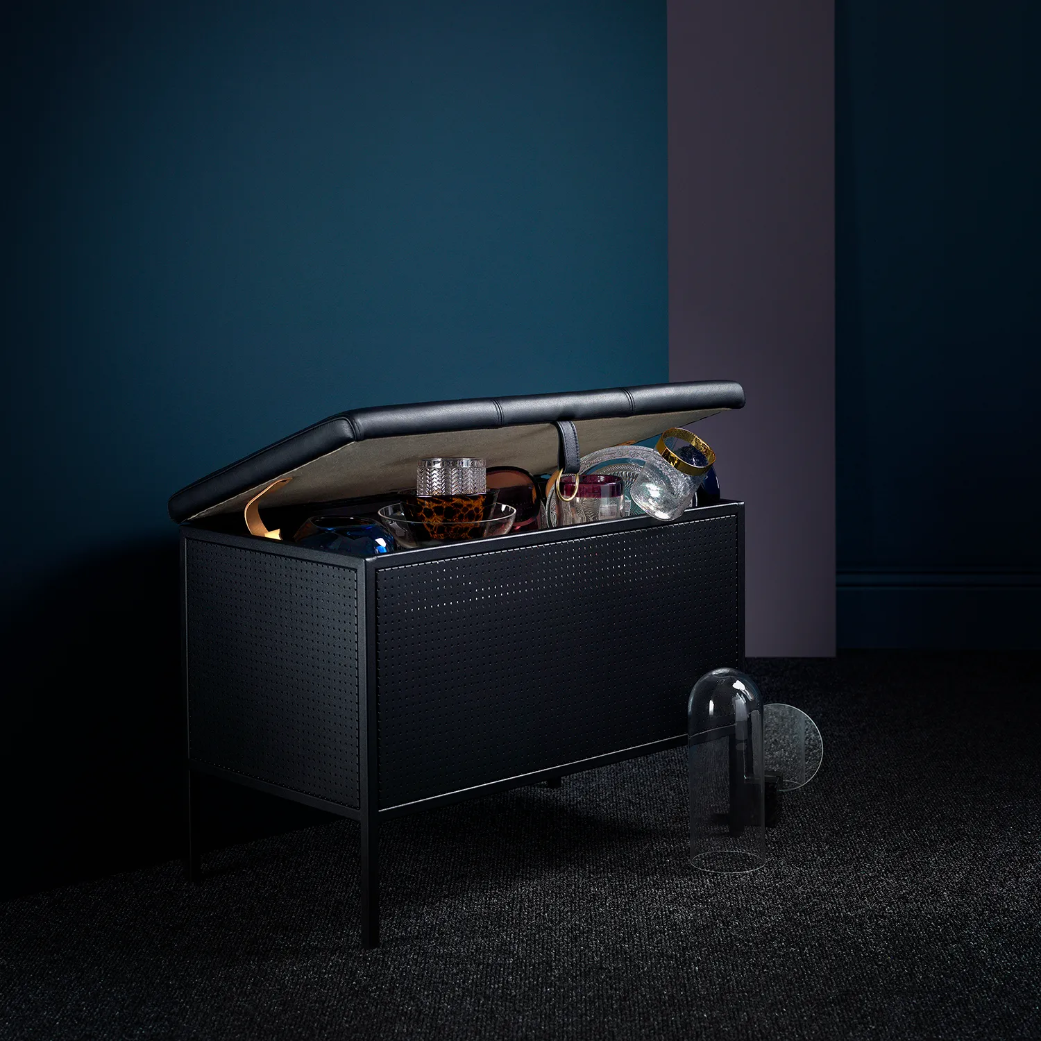 Frank forvaringsbenk, Svart Maze