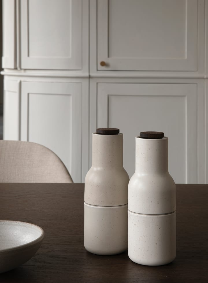 Bottle Grinder krydderkvern keramikk 2-stk. - Sand (valnøttlokk) - MENU