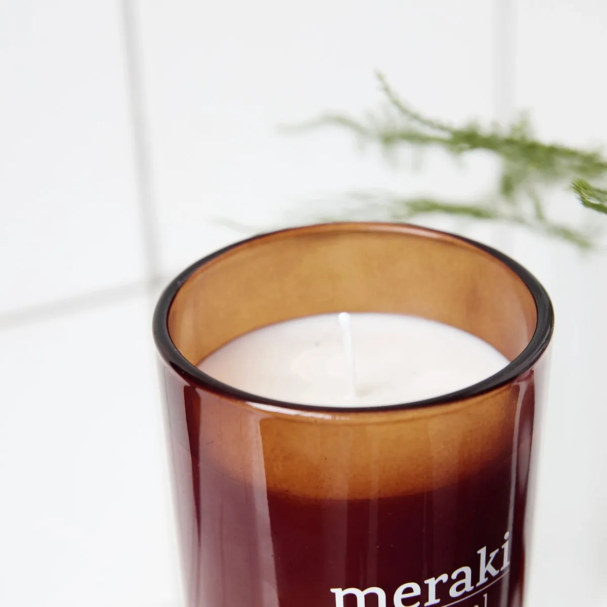 Meraki duftlys brunt glass 12 timer, Nordic pine Meraki