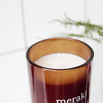 Meraki duftlys brunt glass 12 timer - Nordic pine - Meraki