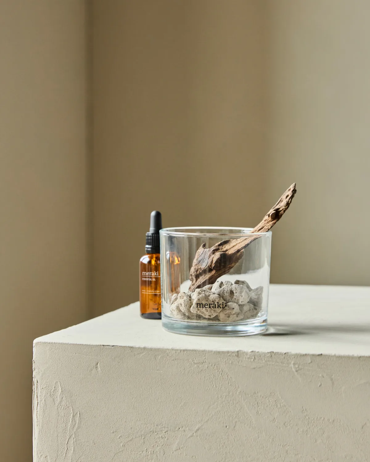 Meraki duftspreder lavastein og tre inkl. olje, Amber dust, svart Meraki