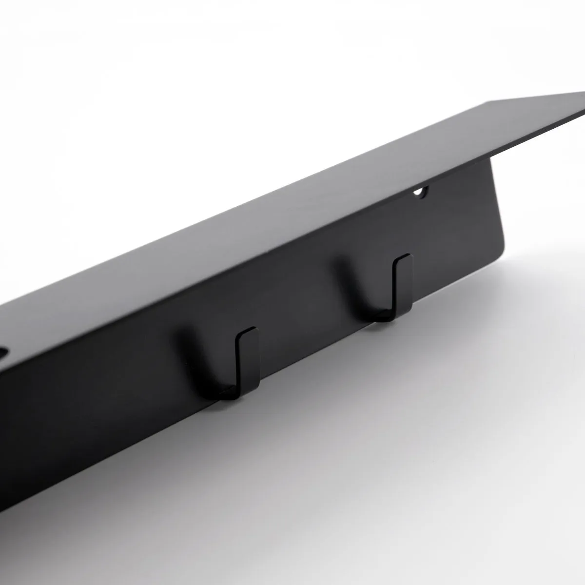 Meraki hylle med flaskehenger og krok, Børstet sort finish Meraki