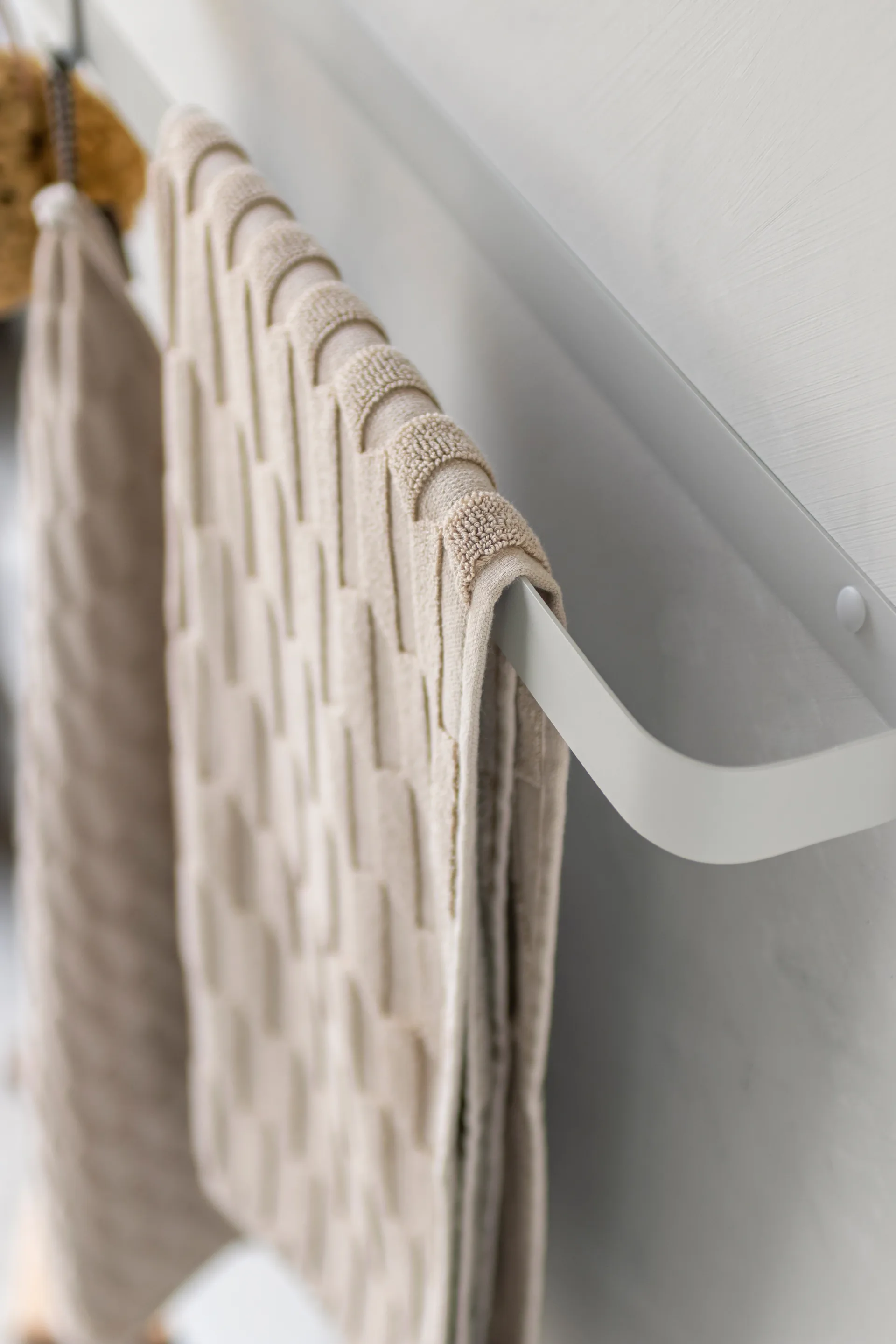 Carry håndklehenger 52 cm, Sand grey Mette Ditmer