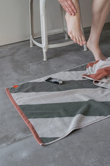 Diagonal baderomsmatte 50x80 cm - Dark olive - Mette Ditmer