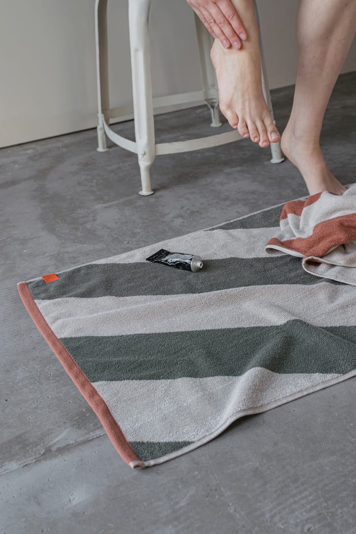 Diagonal baderomsmatte 50x80 cm, Dark olive Mette Ditmer