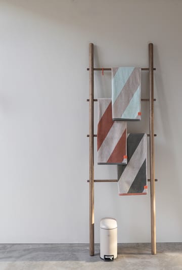 Diagonal håndkle - Dark olive, 70x133 cm - Mette Ditmer