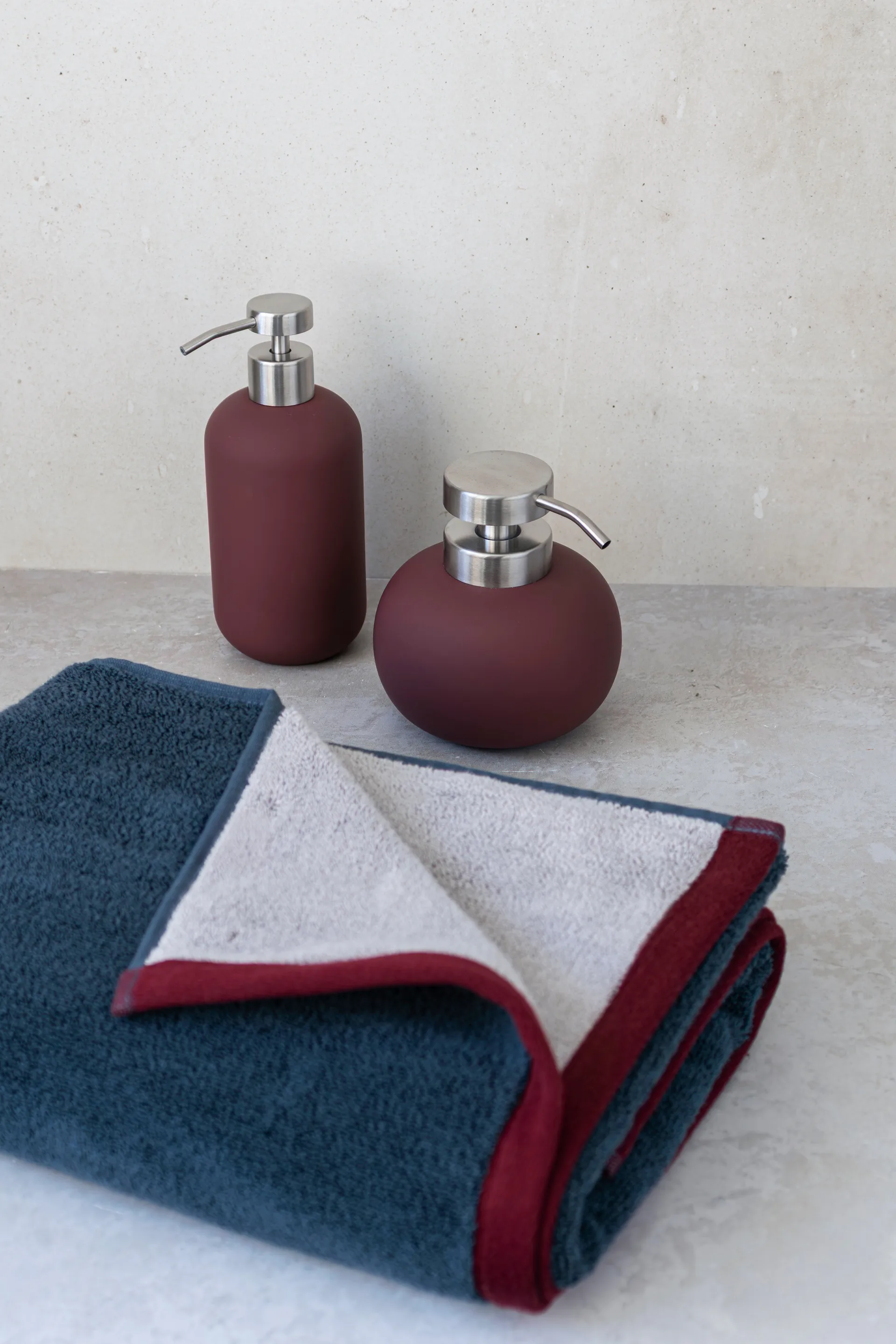 Lotus play såpedispenser høy, inkl 2 pumpehoder, Wine Mette Ditmer