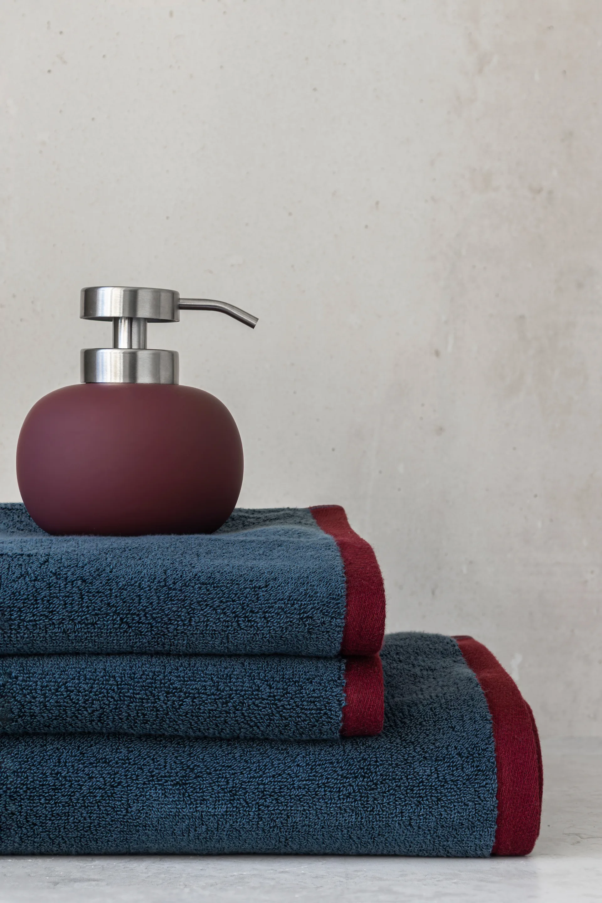 Lotus play såpedispenser lav, inkl 2 pumpehoder, Wine Mette Ditmer