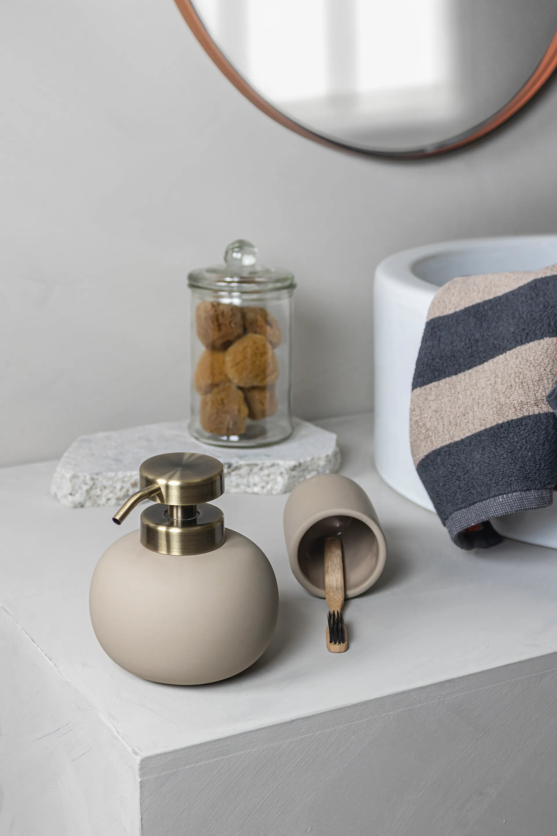 Lotus såpedispenser, Sand (off-white) Mette Ditmer