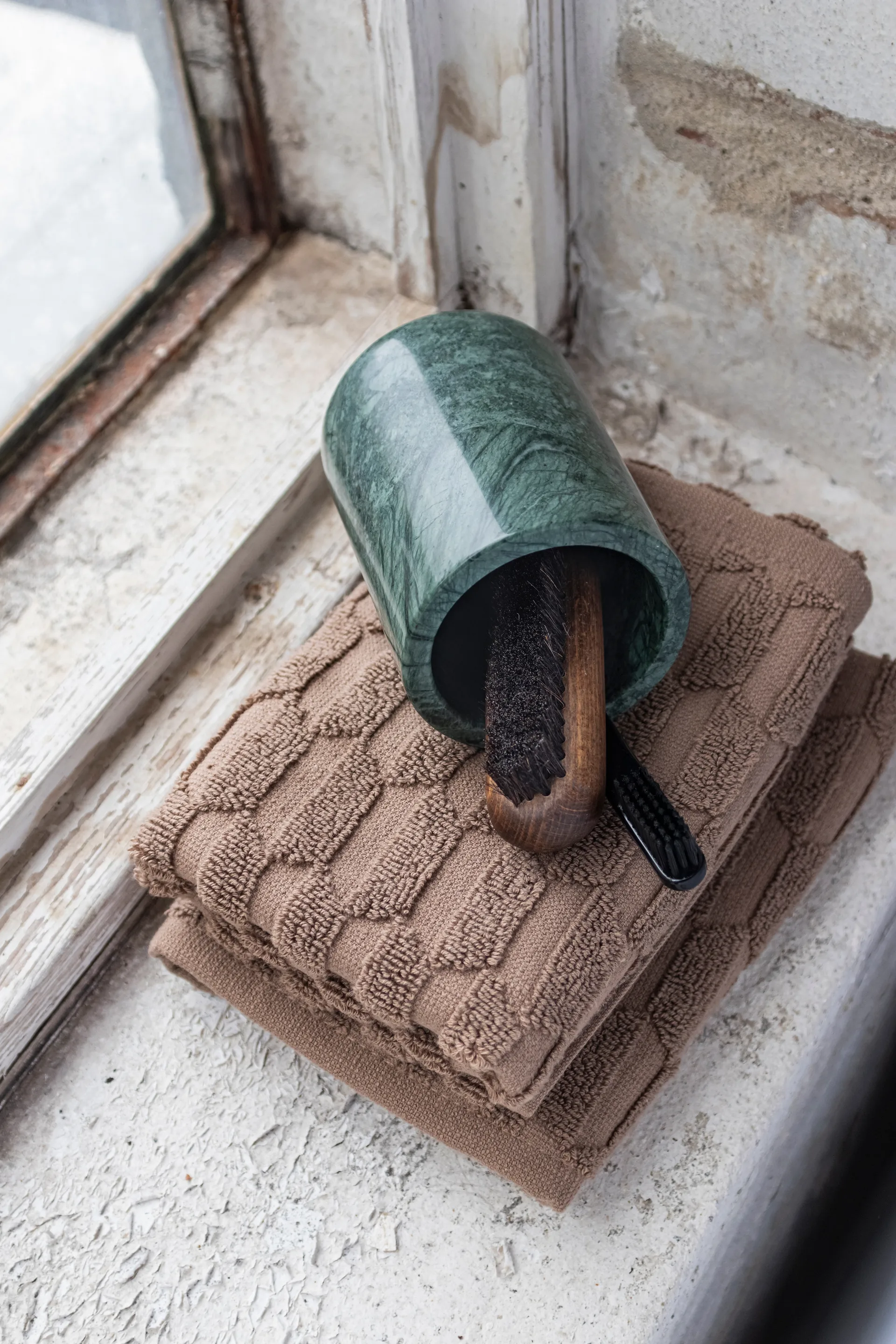 Marble tannbørsteholder 10 cm, Dark forest Mette Ditmer