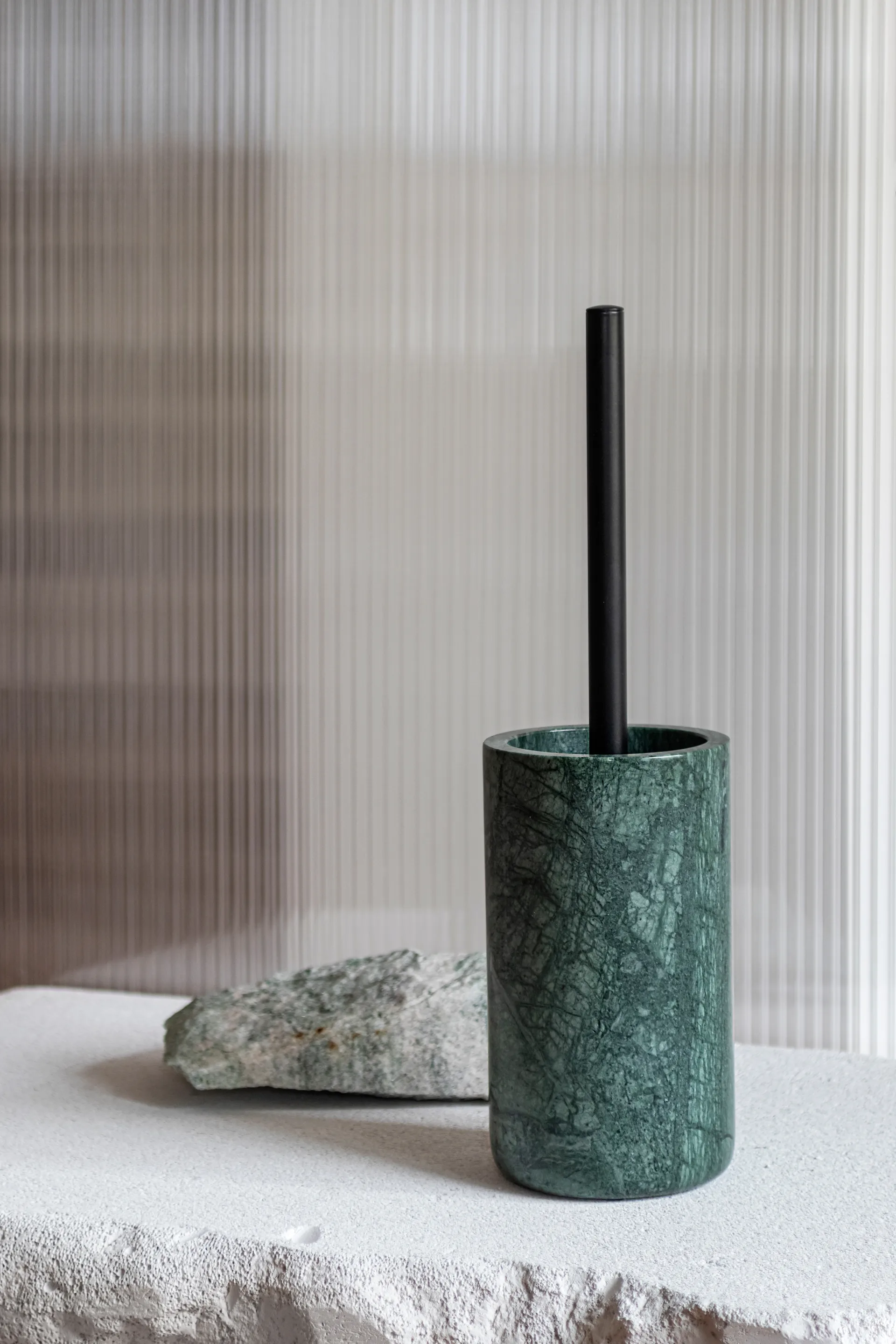 Marble toalettbørste 36 cm, Dark forest Mette Ditmer