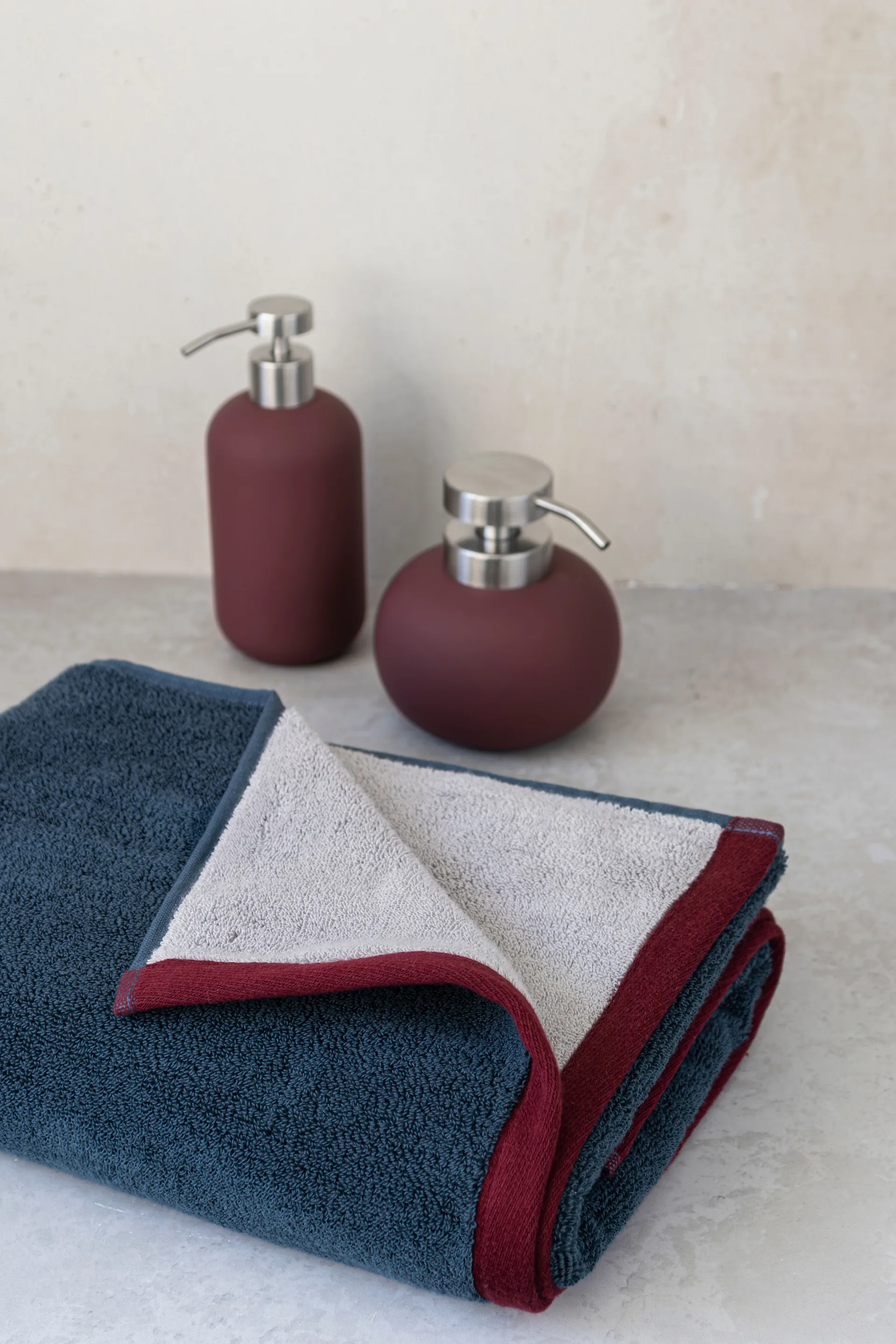 Soft badehåndkle 70x133 cm, Midnight blue-light grey Mette Ditmer