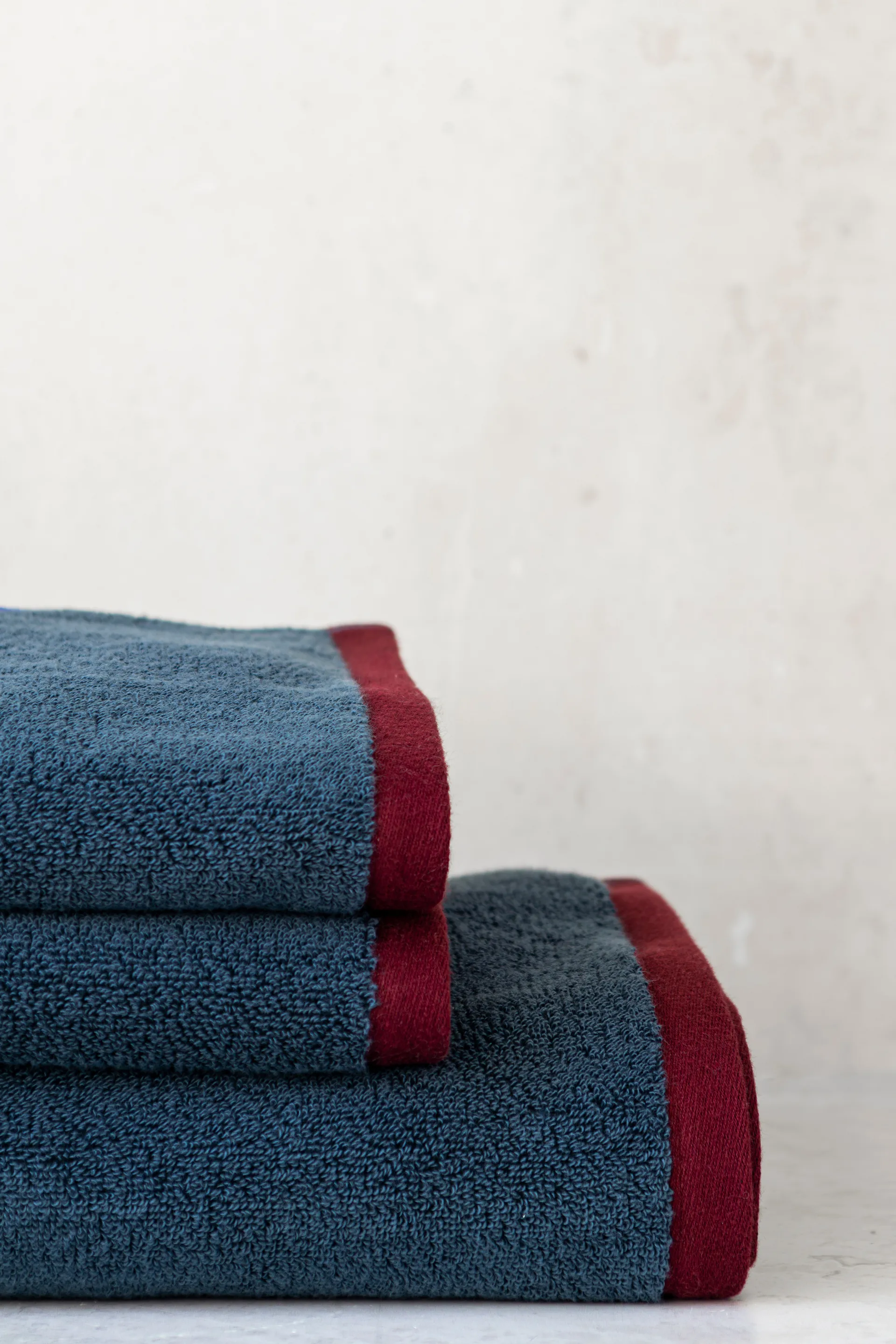 Soft badehåndkle 70x133 cm, Midnight blue-light grey Mette Ditmer