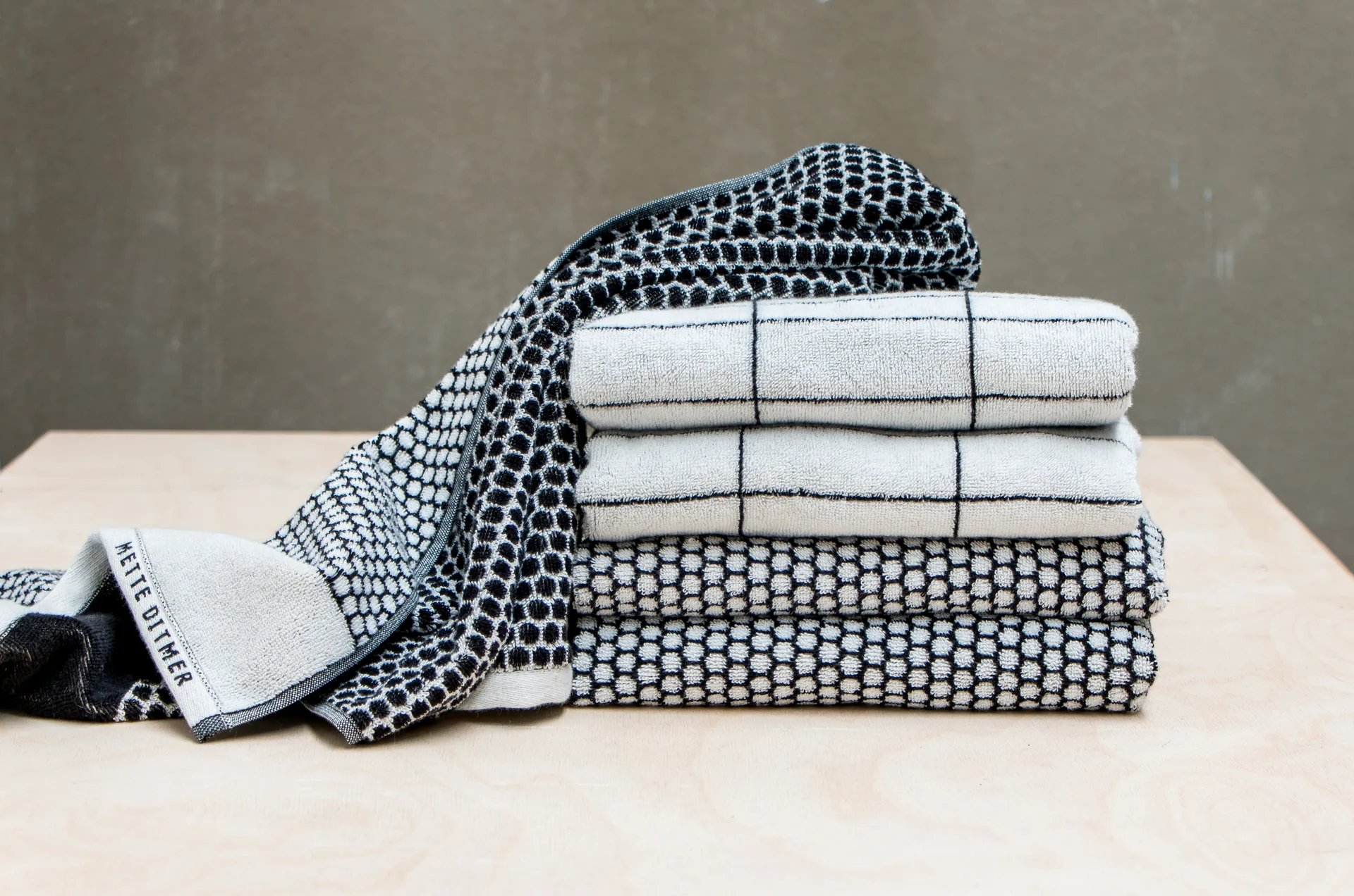 Tile Stone gjestehåndkle 38 x 60 cm 2-pakning, Offwhite-black Mette Ditmer