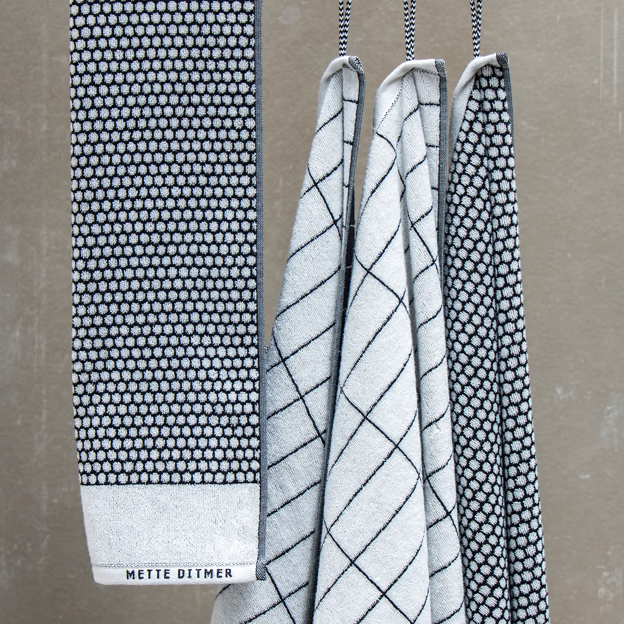 Tile Stone håndkle 50 x 100 cm, Svart-off white Mette Ditmer