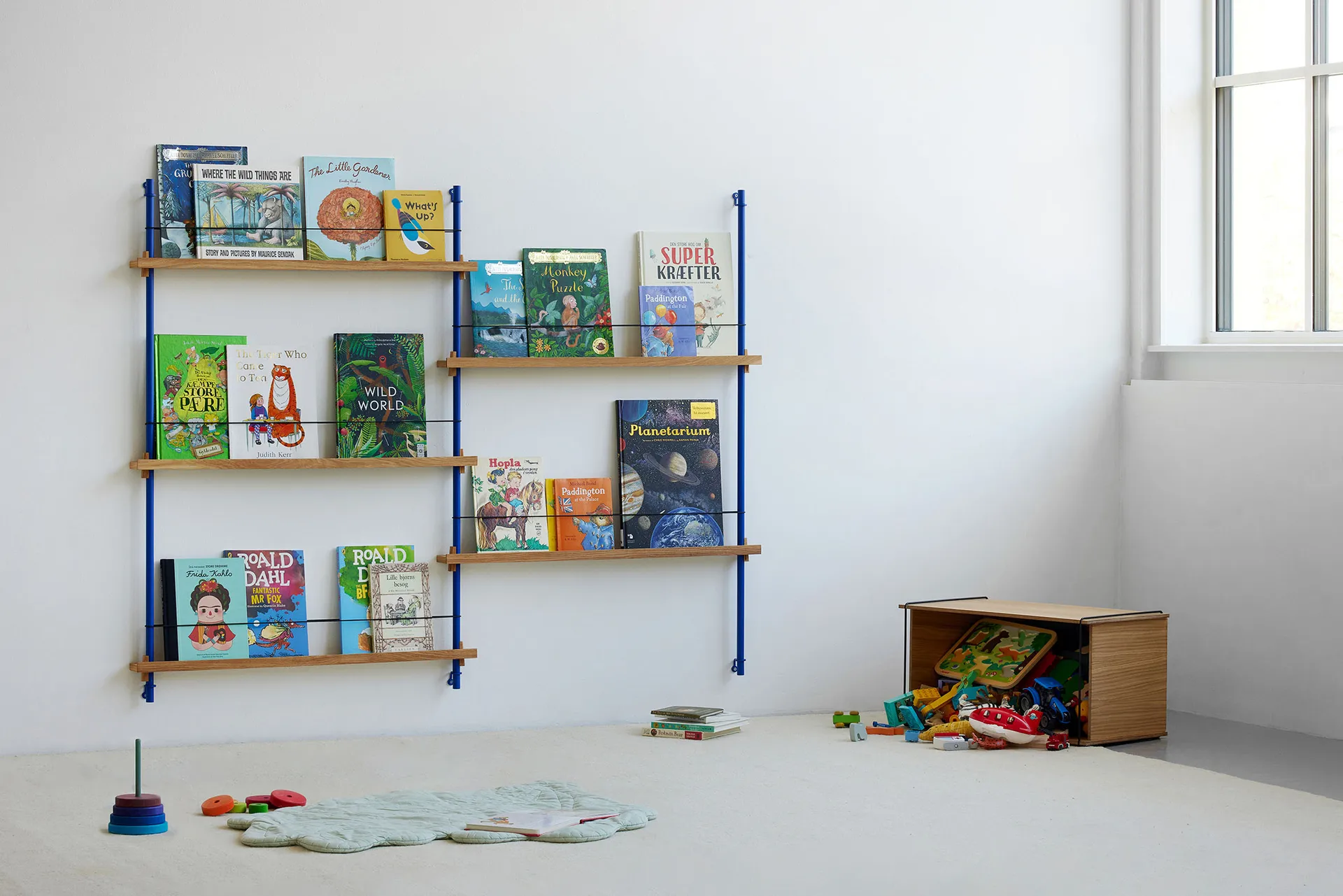 Magazine Shelving avisstativ, Eik-rustfritt stål, 85x115x7 cm, MS.115.1 MOEBE