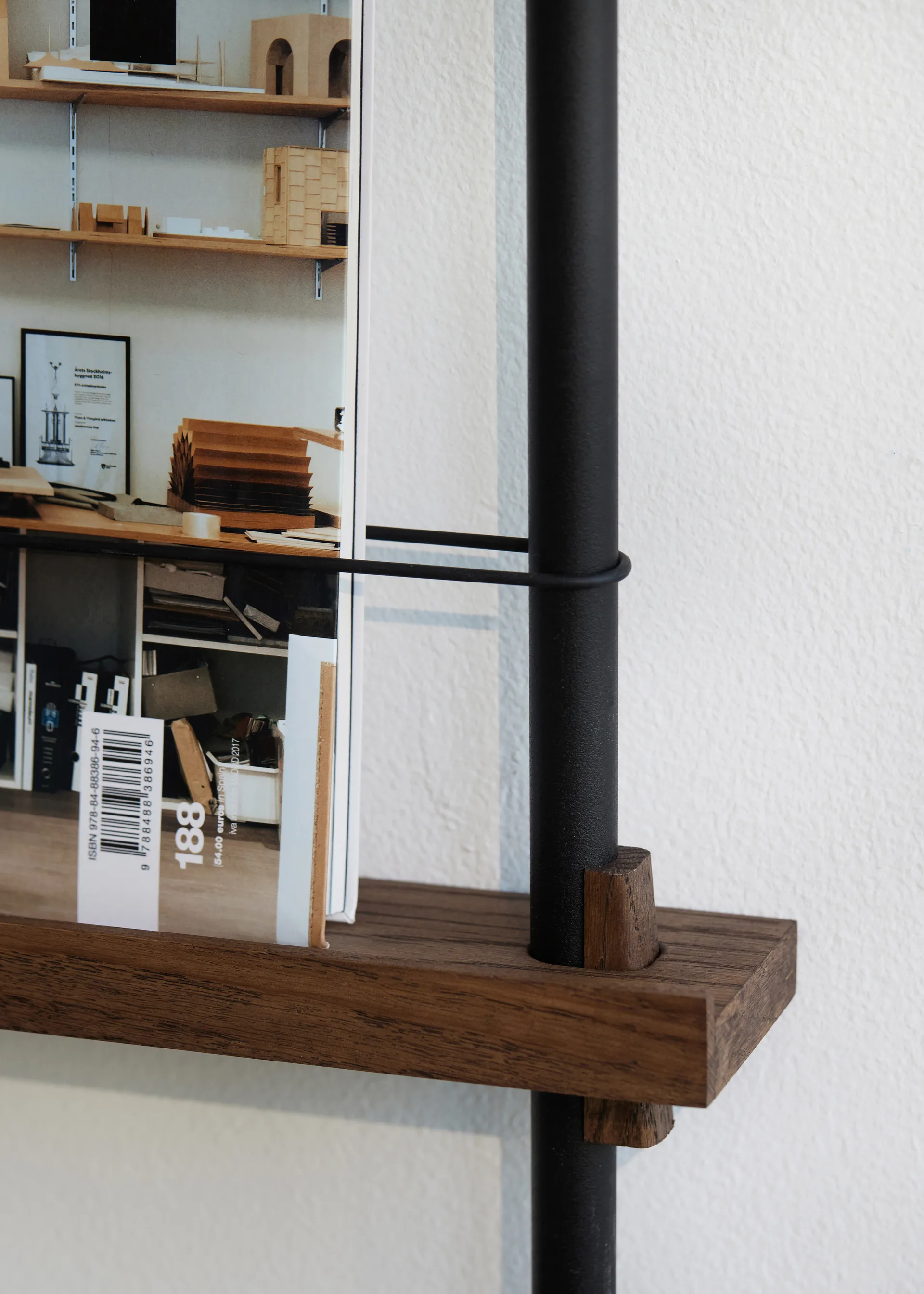 Moebe avisholder, Smoked oak-black MOEBE