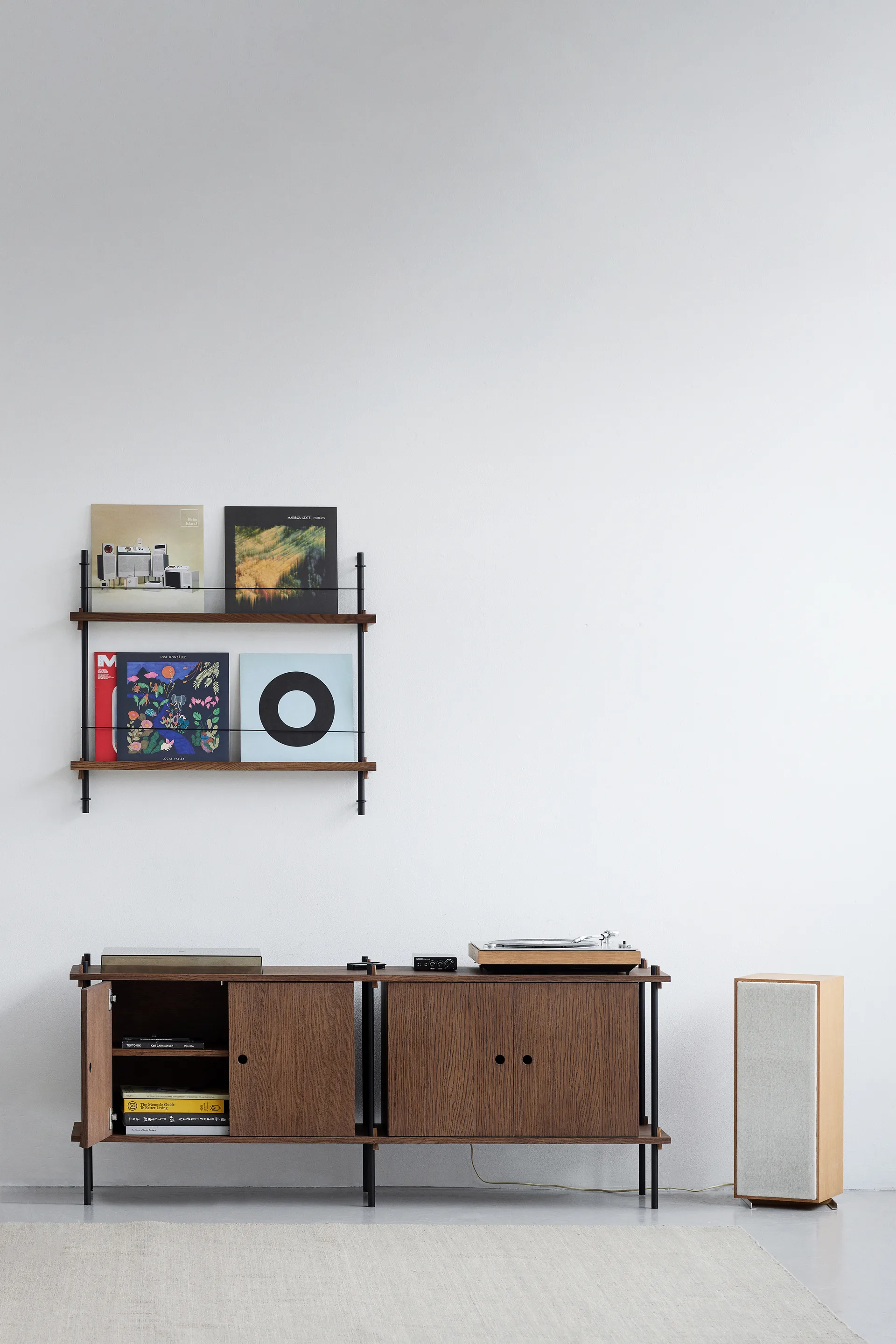 Moebe avisholder, Smoked oak-black MOEBE