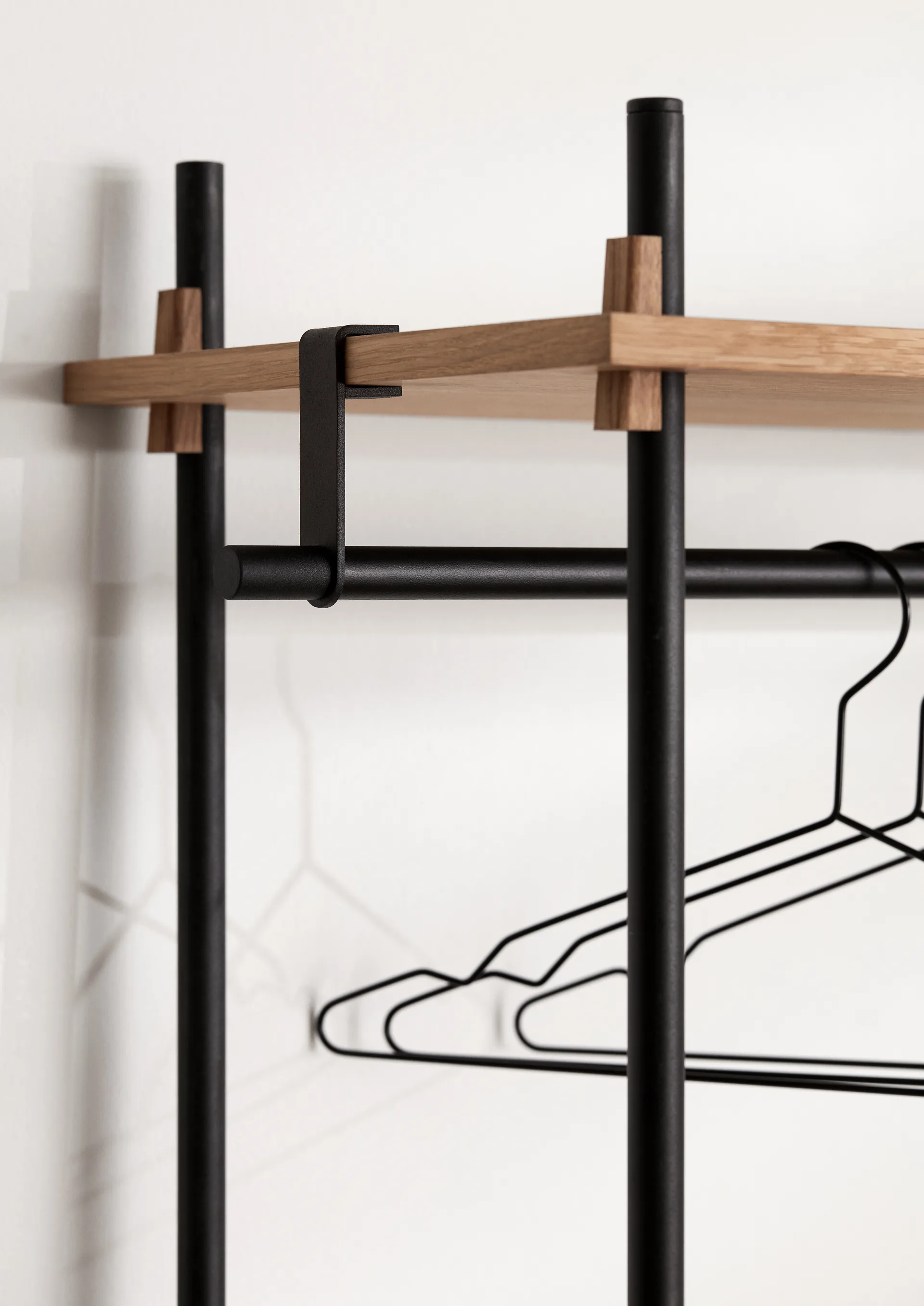 Moebe shelving system s.200.1.F, Eik-svart MOEBE