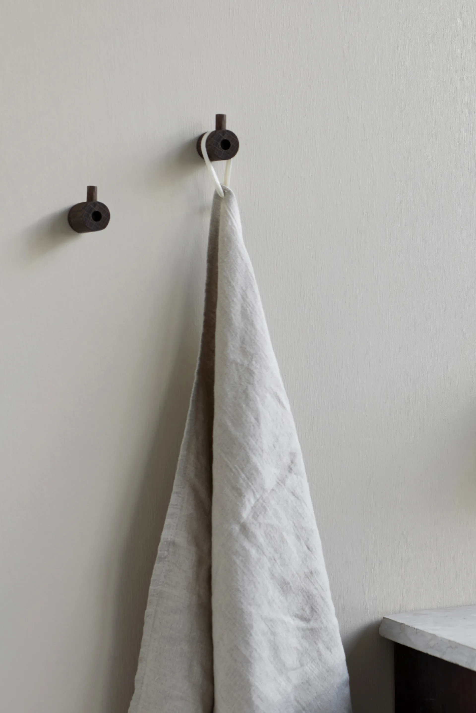 Moebe wooden wall hook krok, Røkt eik MOEBE