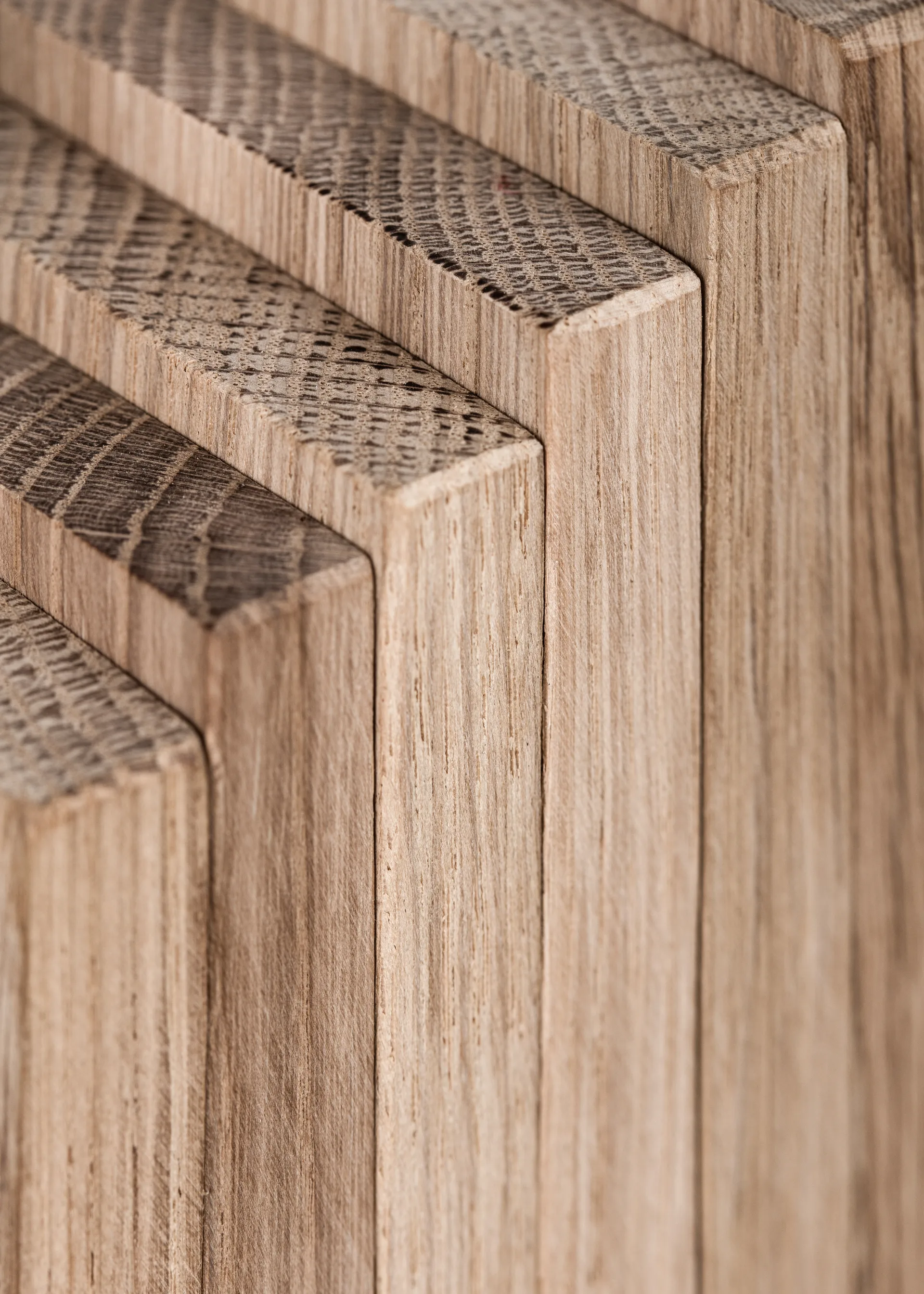 Polygrif skulptur i eik 21 x 32 cm, Wood, black MOEBE