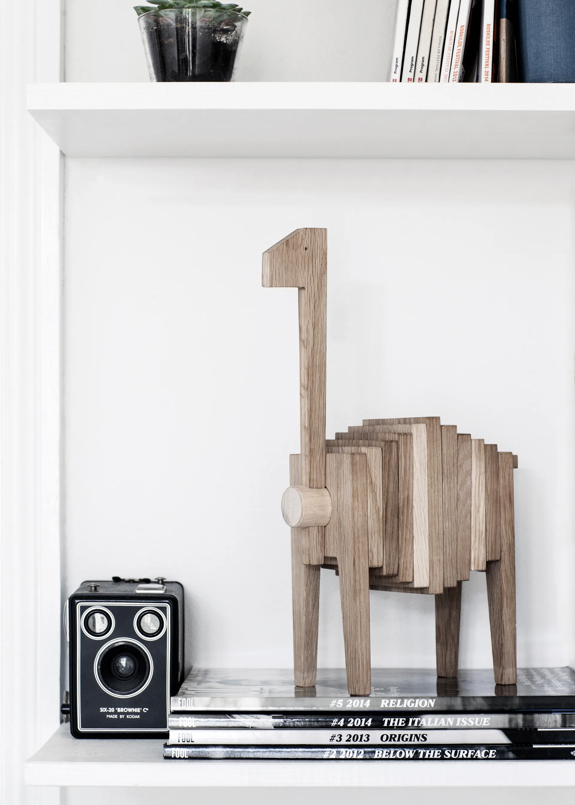 Polygrif skulptur i eik 21 x 32 cm, Wood, black MOEBE