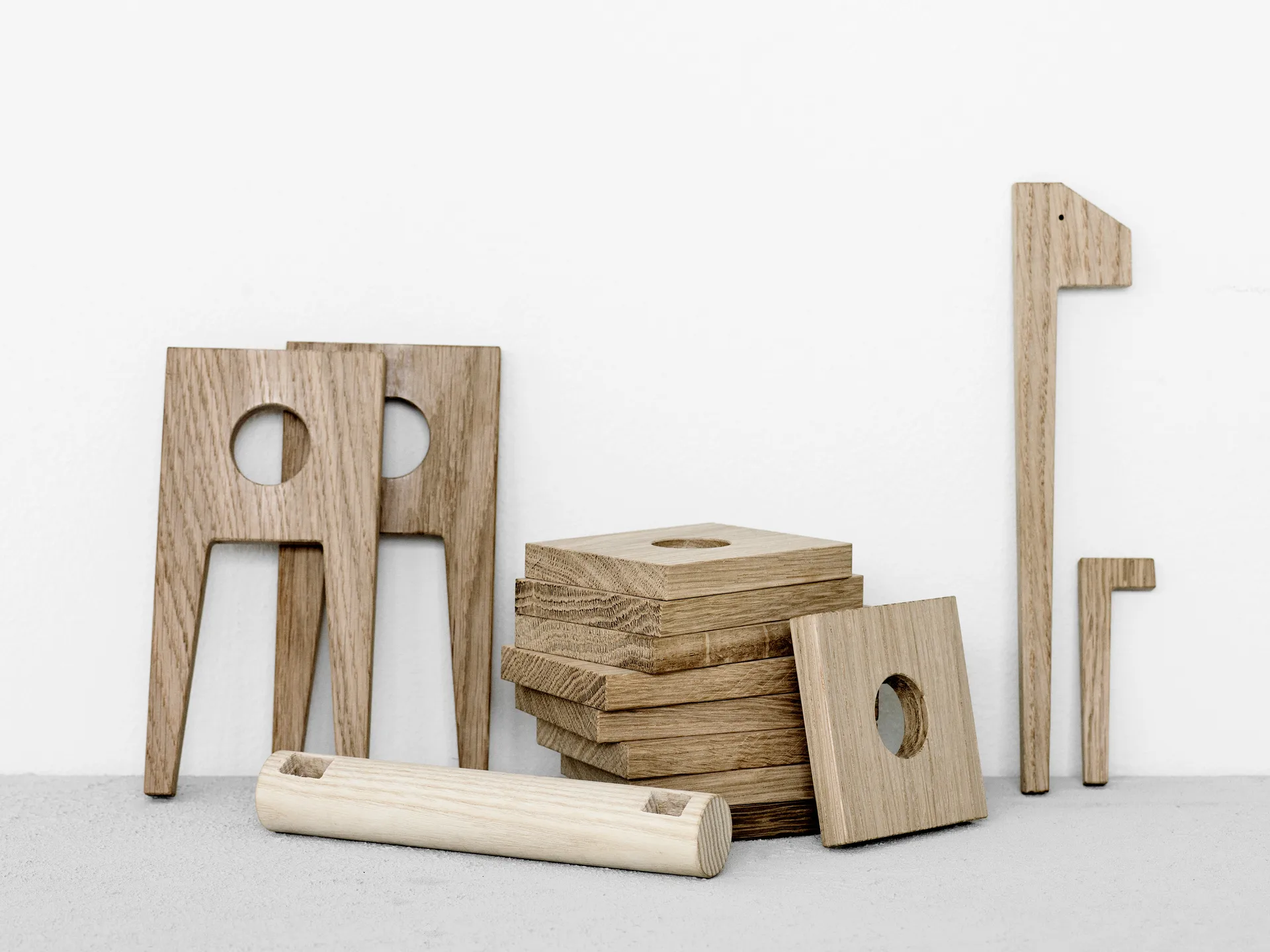 Polygrif skulptur i eik 21 x 32 cm, Wood, black MOEBE