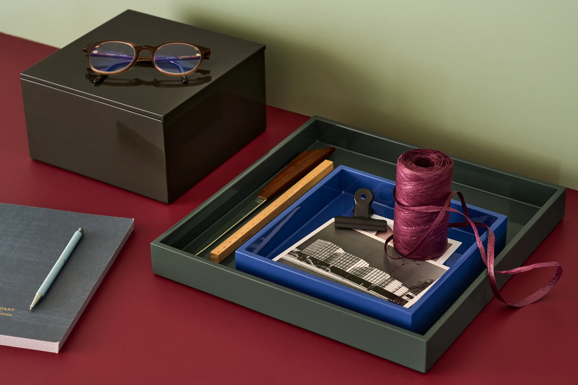 Lux lakkert dekorasjonsbrett 19x19x3,5 cm, Ultramarin Mojoo