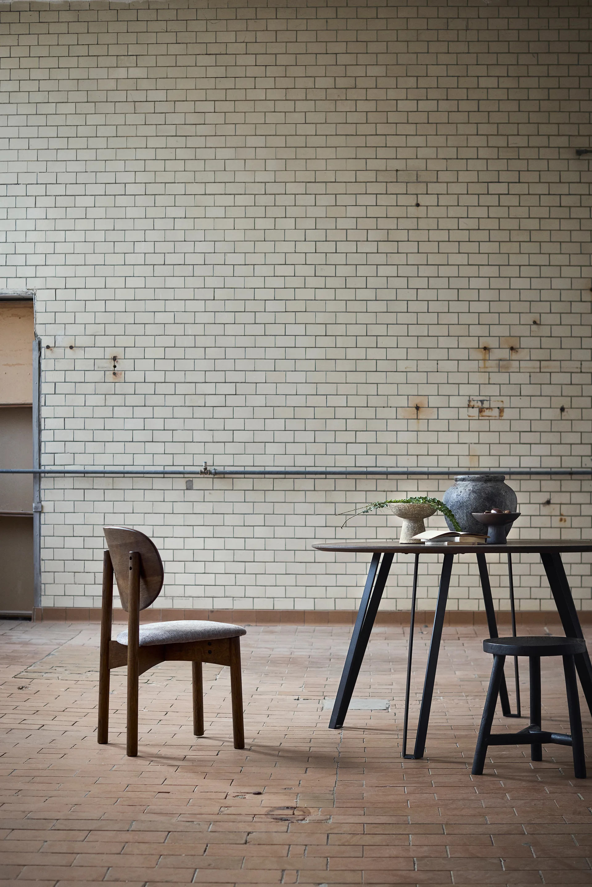 Oka stol, Mørkoljet eik, grey MUUBS