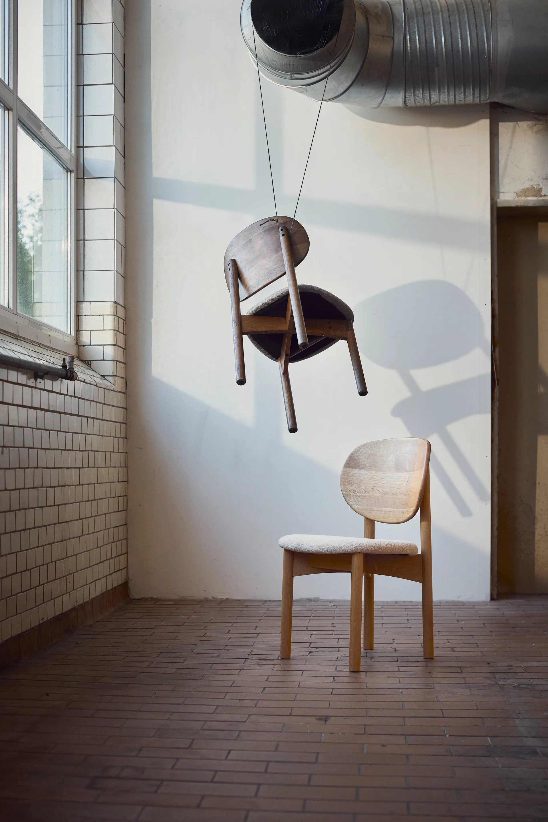 Oka stol, Mørkoljet eik, grey MUUBS