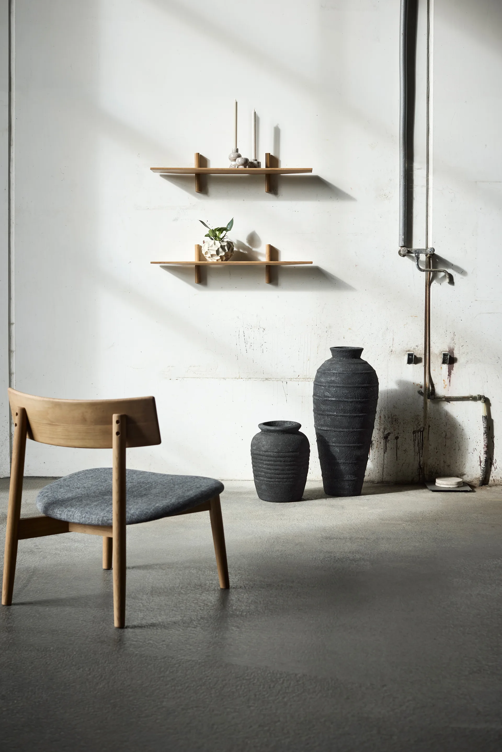 Tetra lounge chair, Betongfarget stoff-naturoljet eik MUUBS