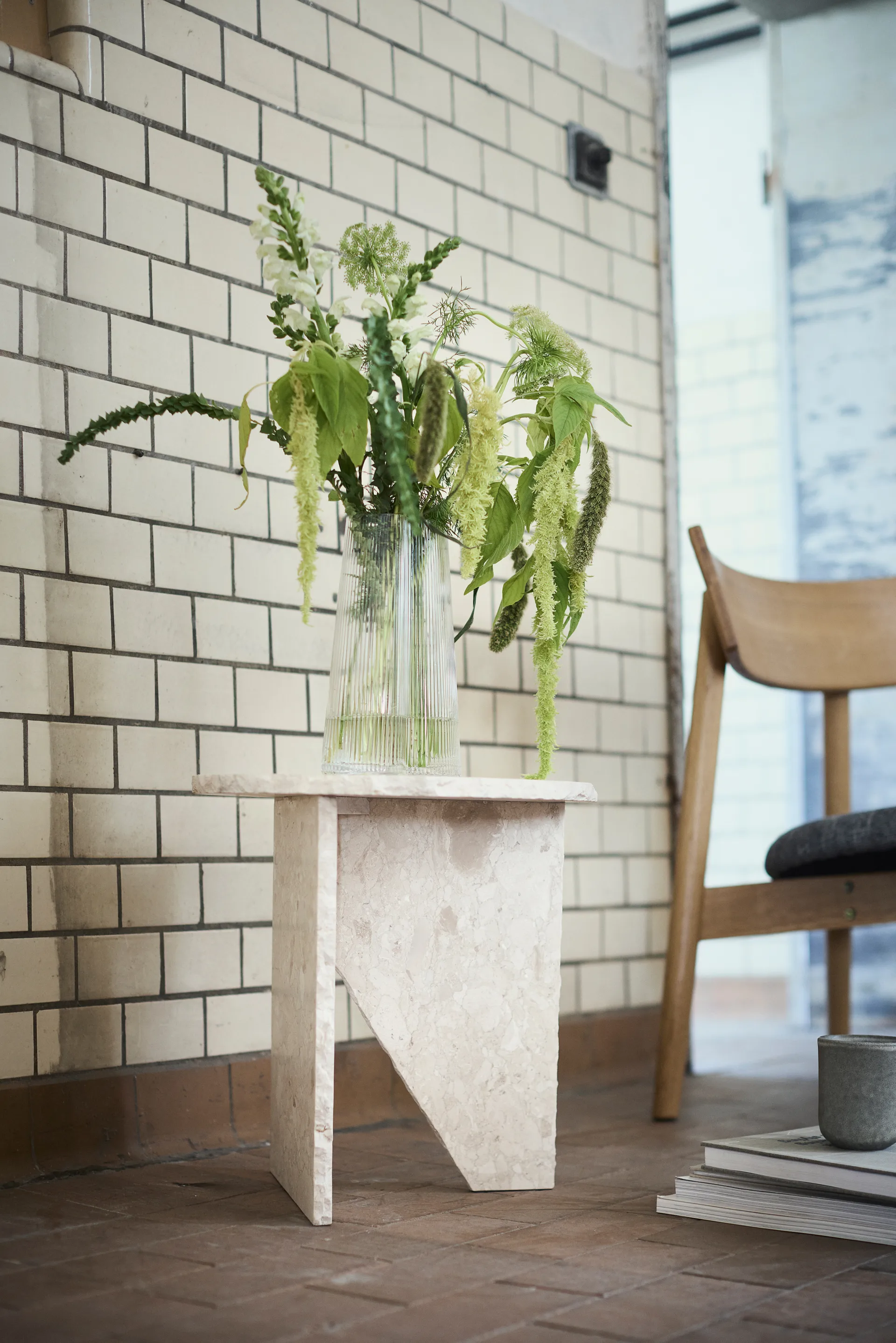 Tetra lounge chair, Betongfarget stoff-naturoljet eik MUUBS