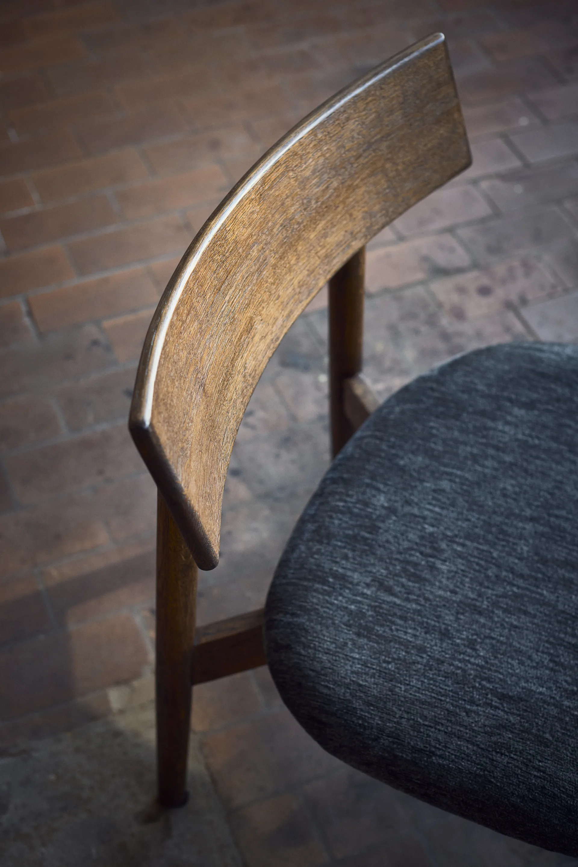 Tetra lounge chair, Granittfarget stoff-mørkoljet eik MUUBS