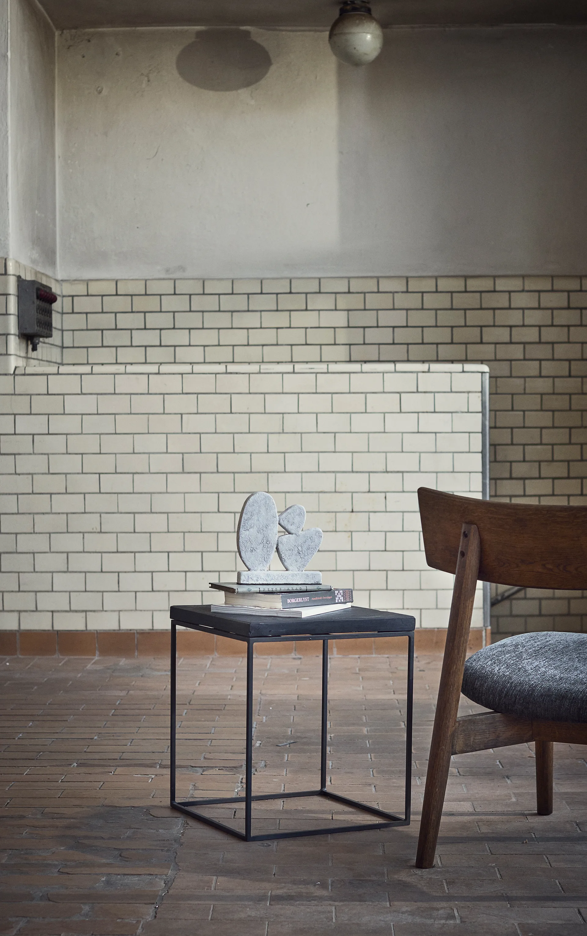 Tetra lounge chair, Granittfarget stoff-mørkoljet eik MUUBS