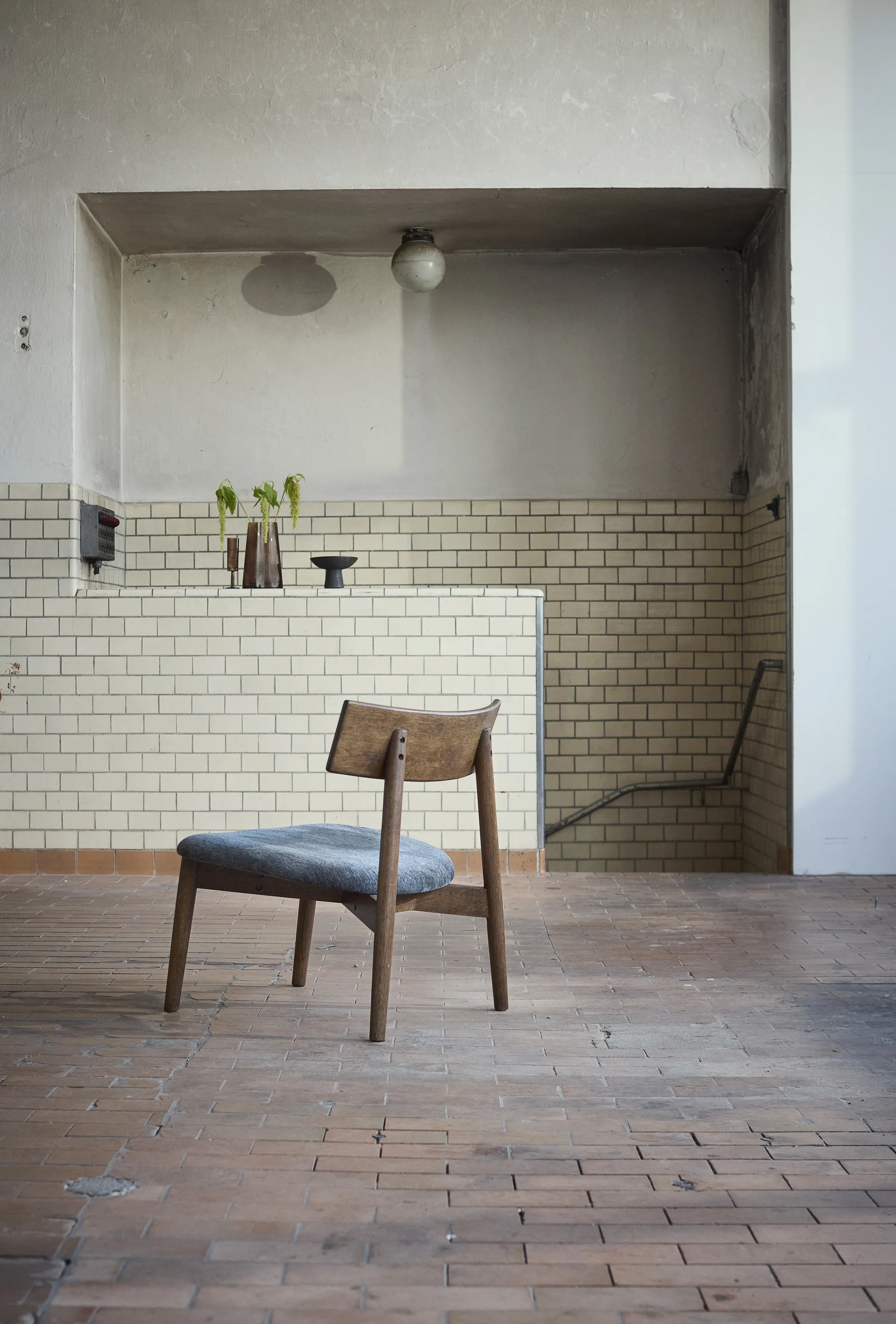 Tetra lounge chair, Granittfarget stoff-mørkoljet eik MUUBS
