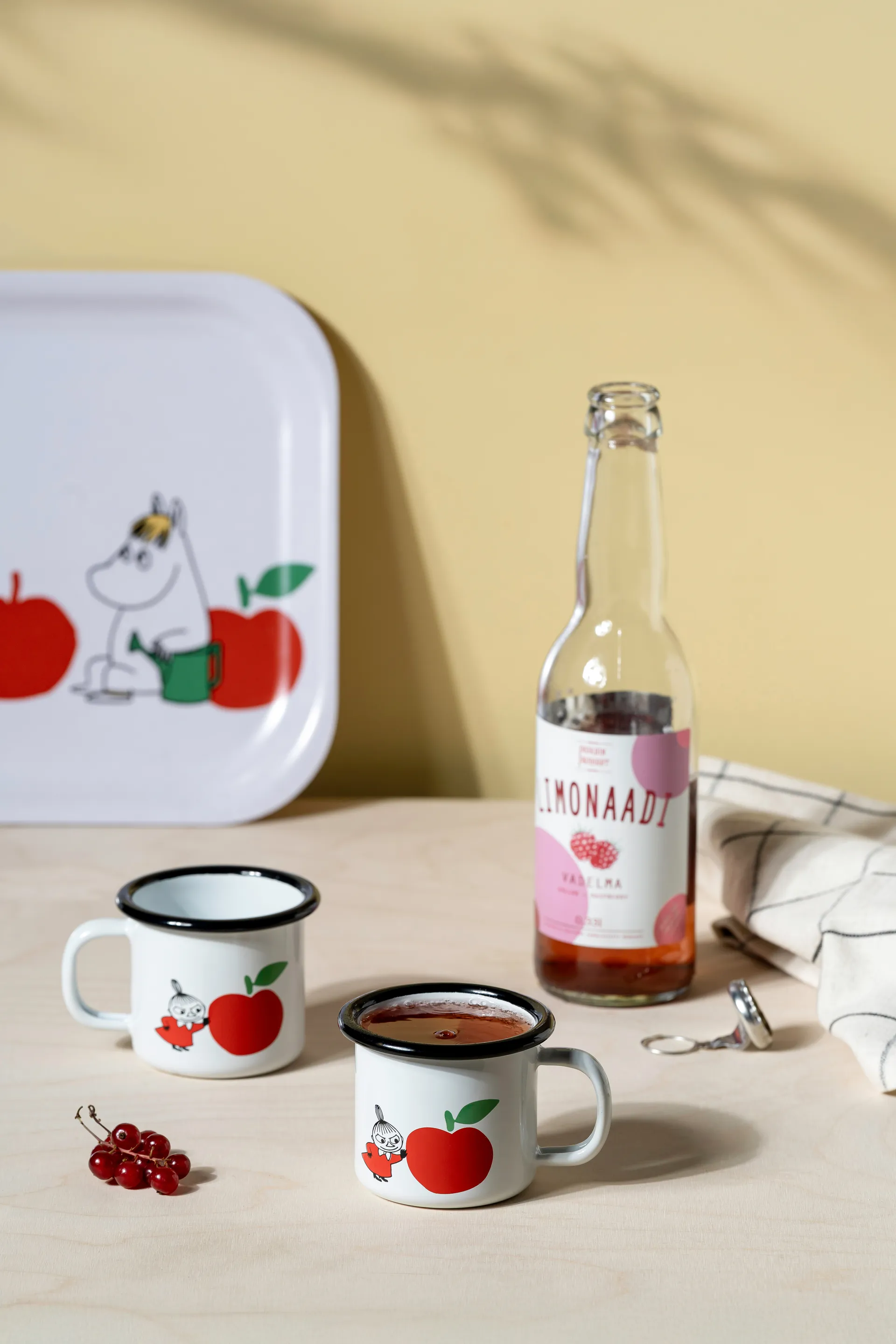 Moomin emaljekrus 1,5 dl, Joyfull Apples Muurla