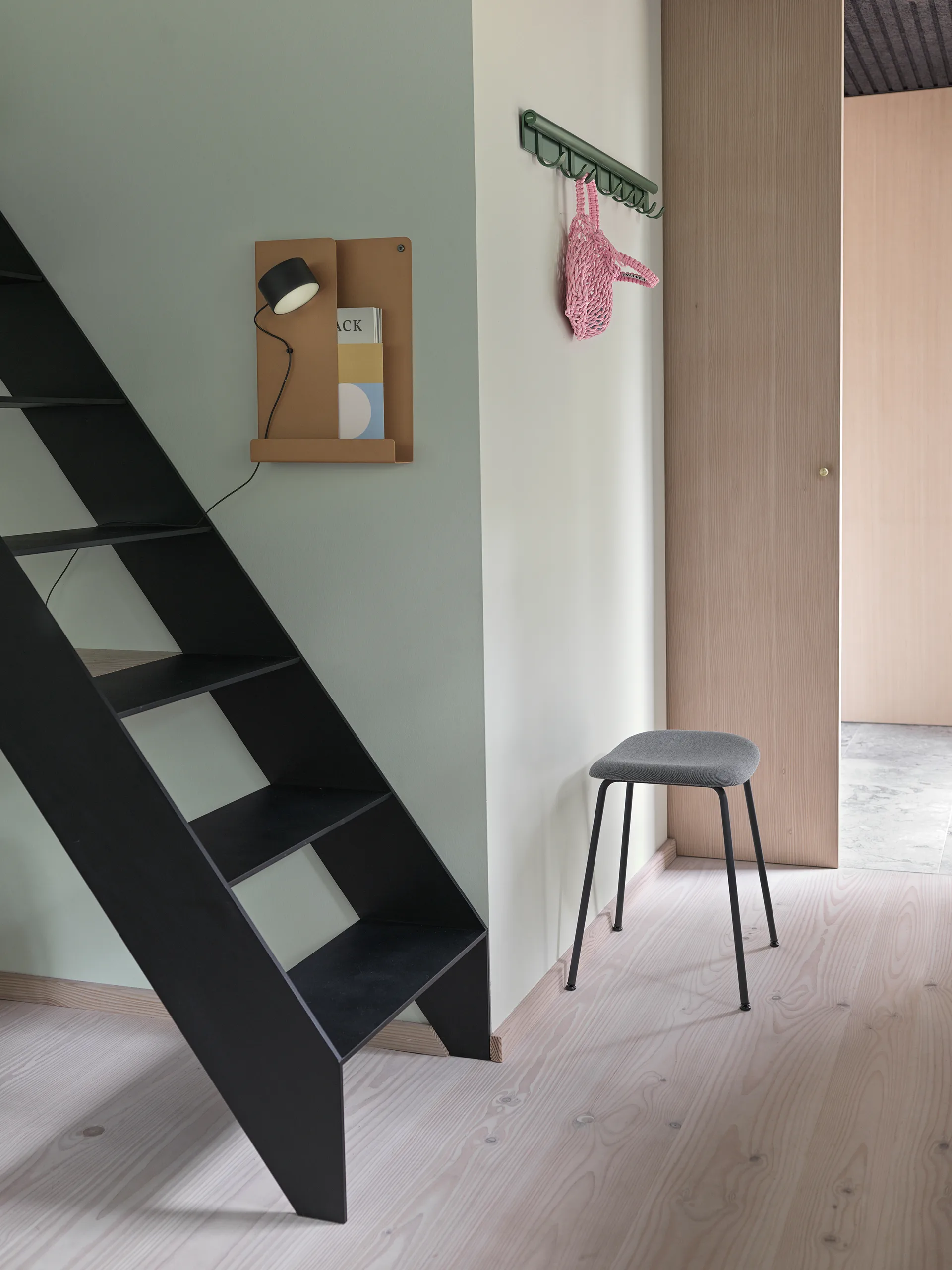 Coil knaggrekke 100 cm, Dark green Muuto