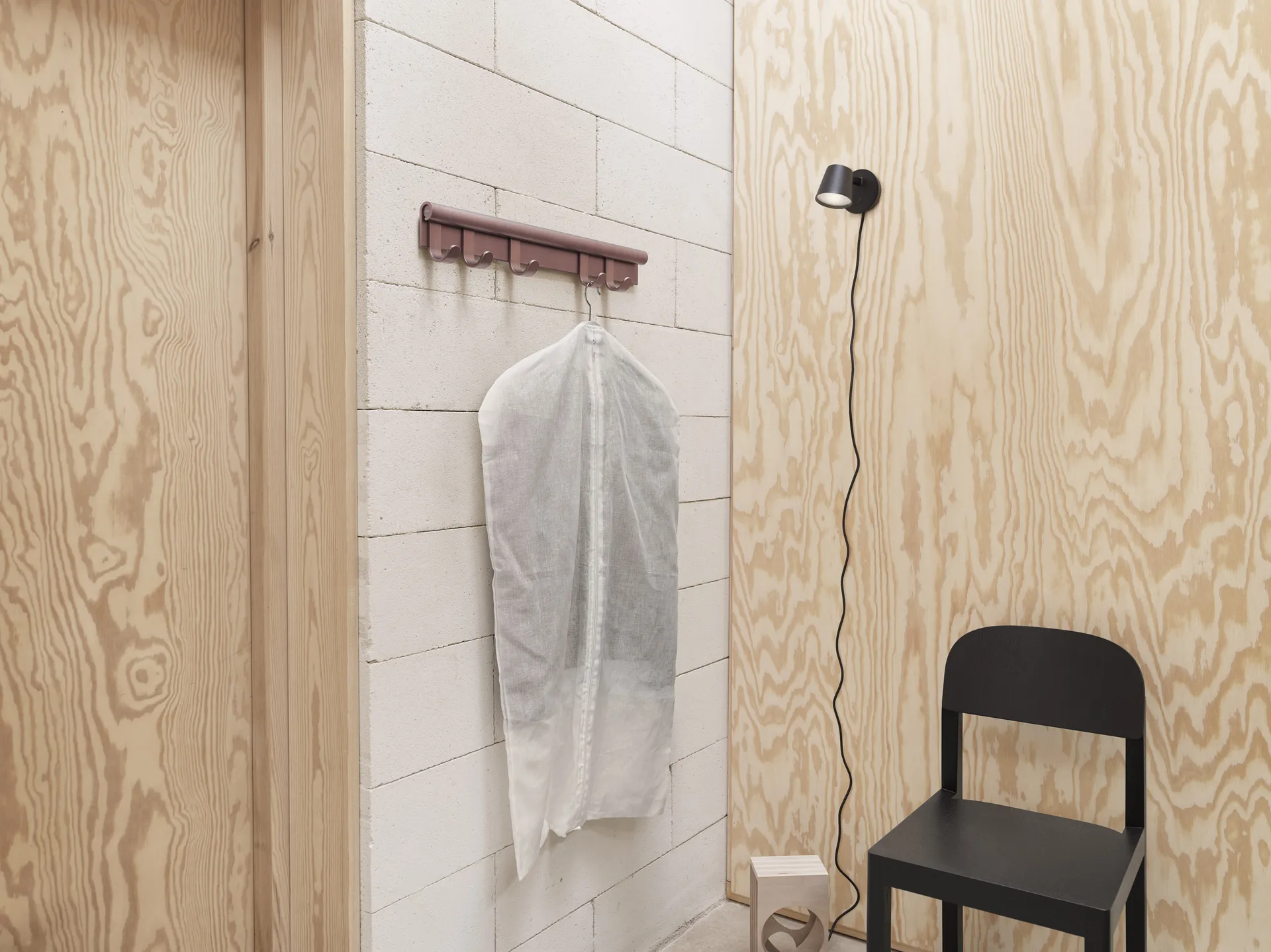 Coil krok til kleshenger, Plum Muuto