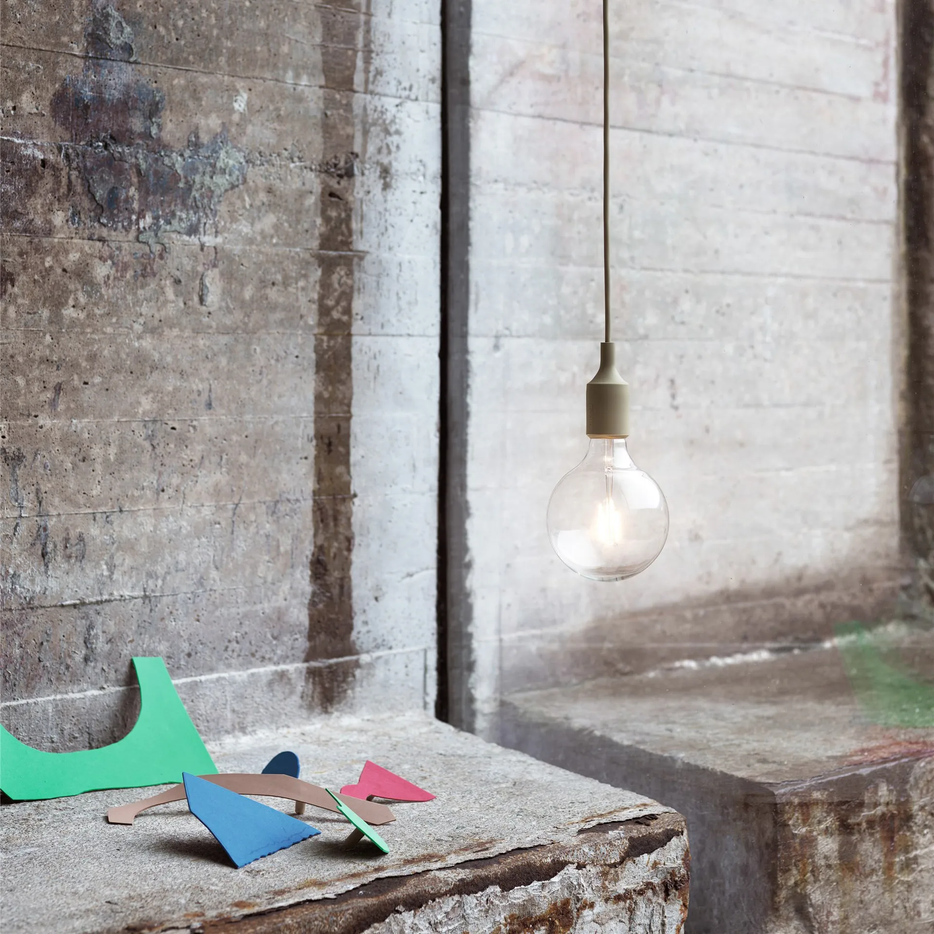 E 27 lampe, olivengrønn Muuto