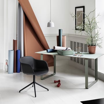 Fiber armchair med dreibar kontorfot - cognac, sort stativ - Muuto
